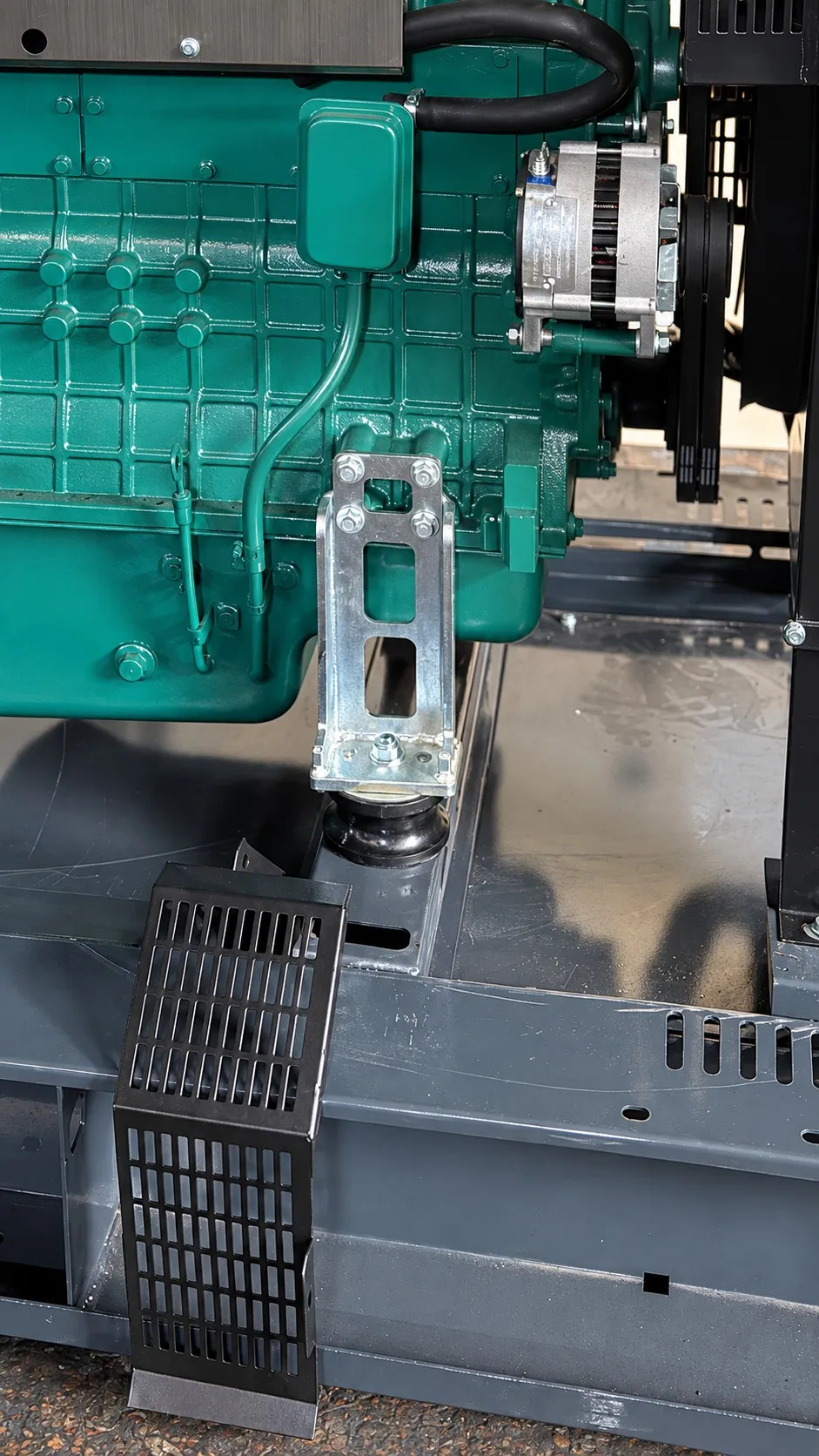 Dizel motorun şaseye bağlandığı motor ayağı ve titreşim takozu detayı.