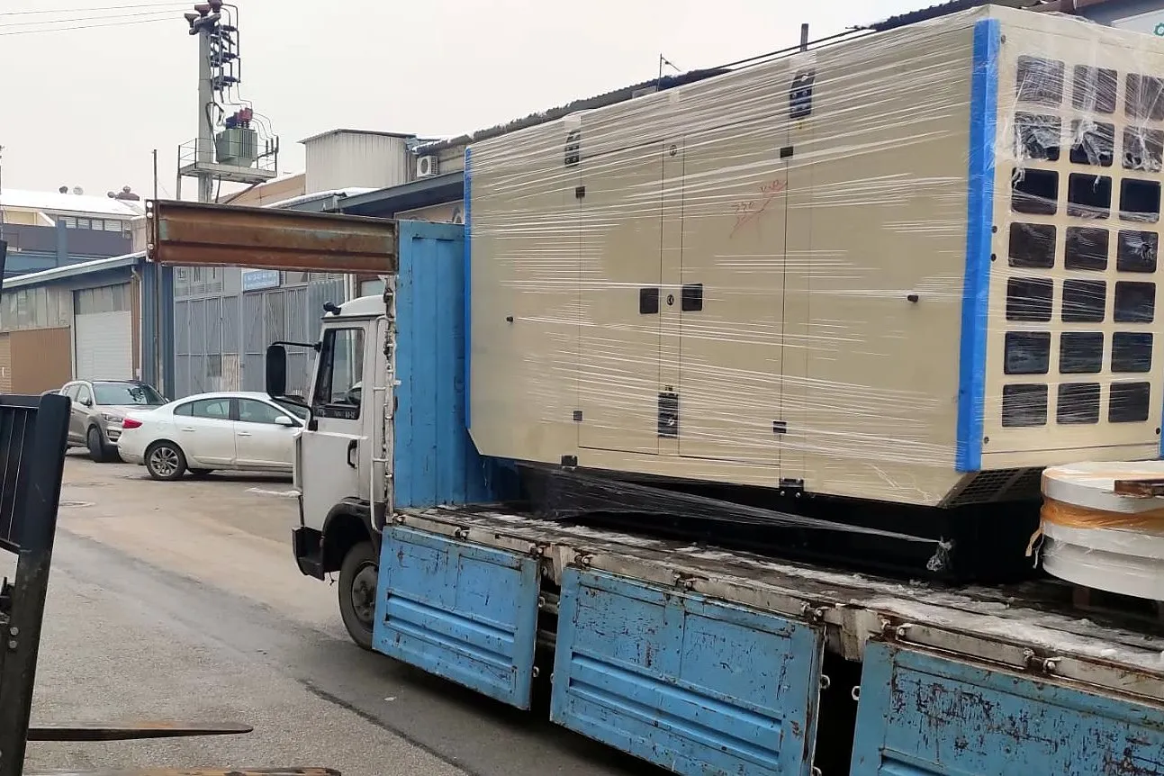 Jeneratör setinin forkliftle yüklenmesi
